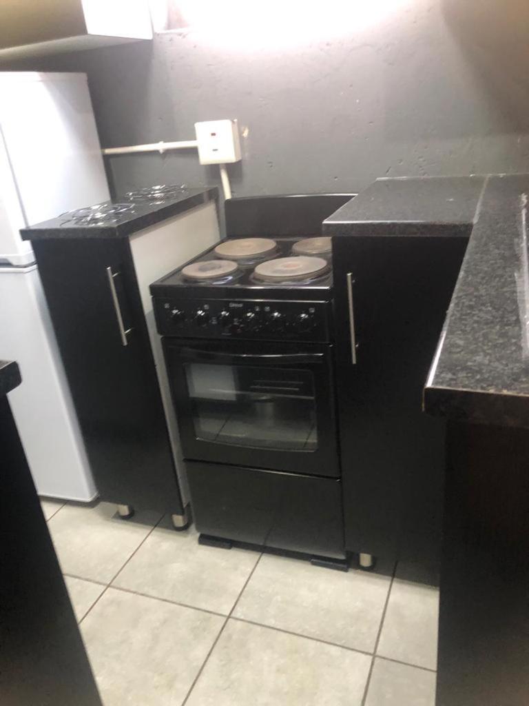 Fgm Guesthouse 2 Албертън Стая снимка